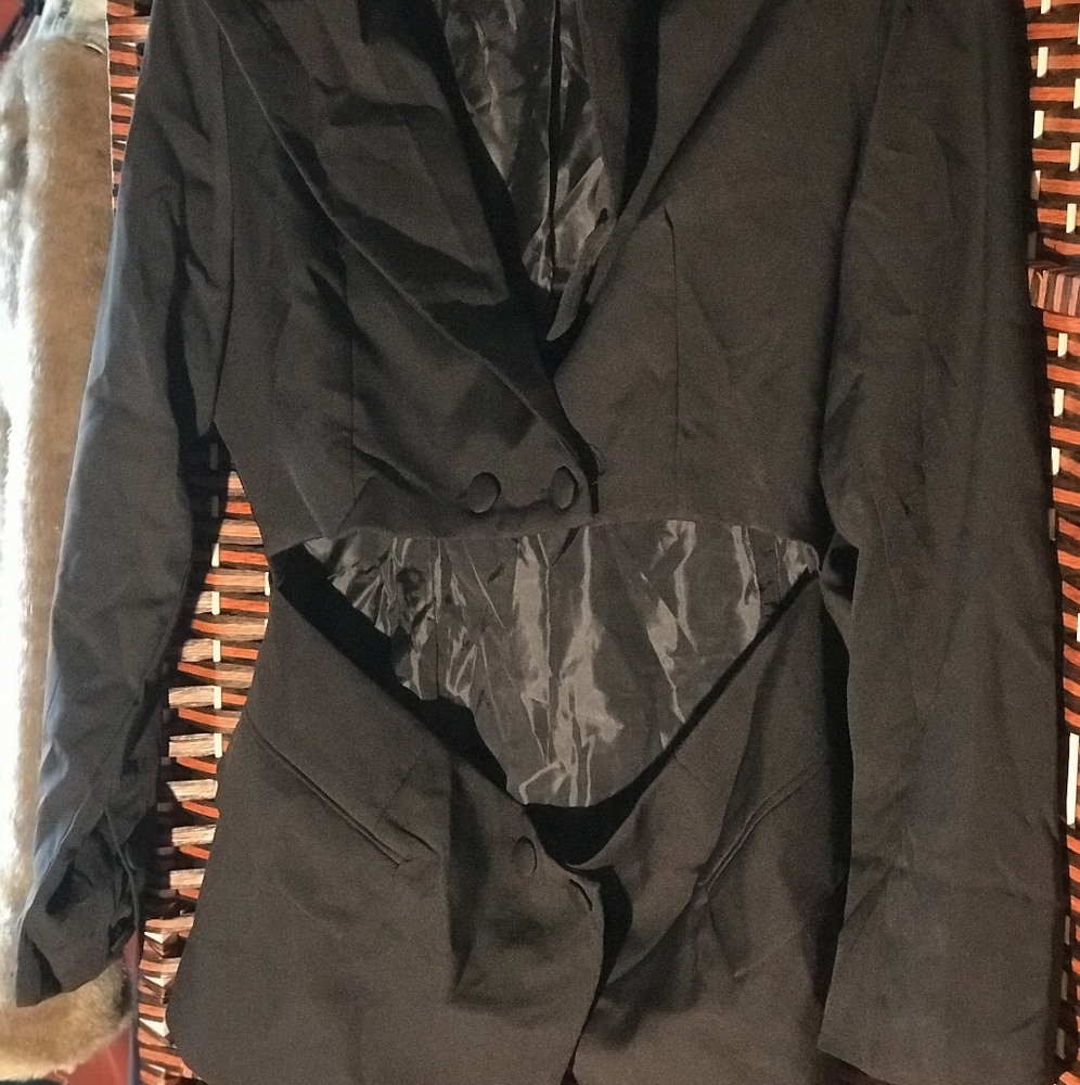 Midrift cut out blazer